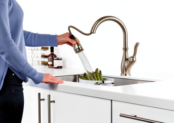 Delta Leland Kitchen Faucet Touchless Voice SpotShield-1